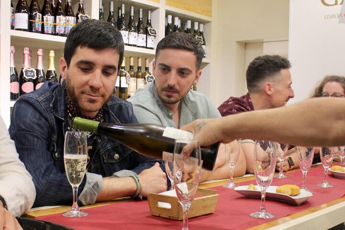 un uomo sta versando un bicchiere di vino a un tavolo
