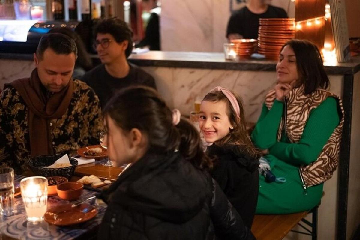 un gruppo di persone sedute a un tavolo in un ristorante