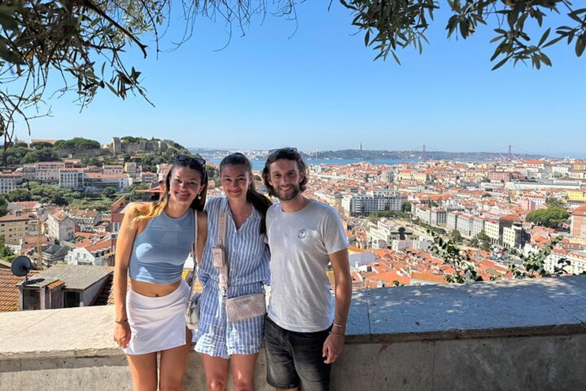 un uomo e due donne posano per una foto davanti a una città