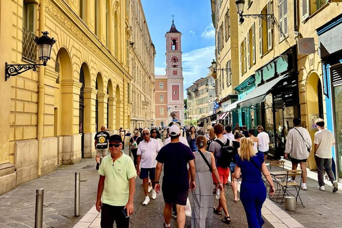 dav lidí jdoucích po městské ulici