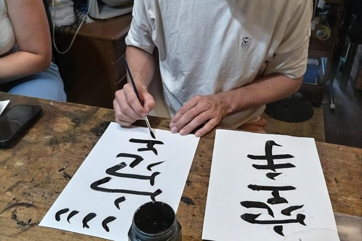 Ένας άντρας υπογράφει μια πινακίδα με γραφικά σε ένα τραπέζι