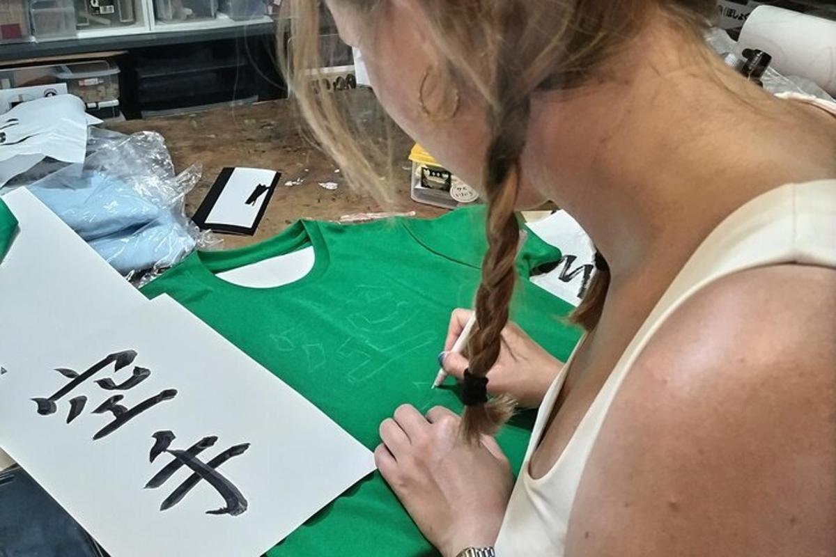 μια γυναίκα με πλεξούδα που υπογράφει στο πουκάμισο