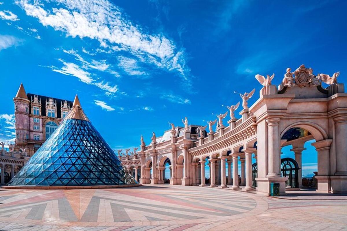 muzeum se skleněnou pyramidou před budovou