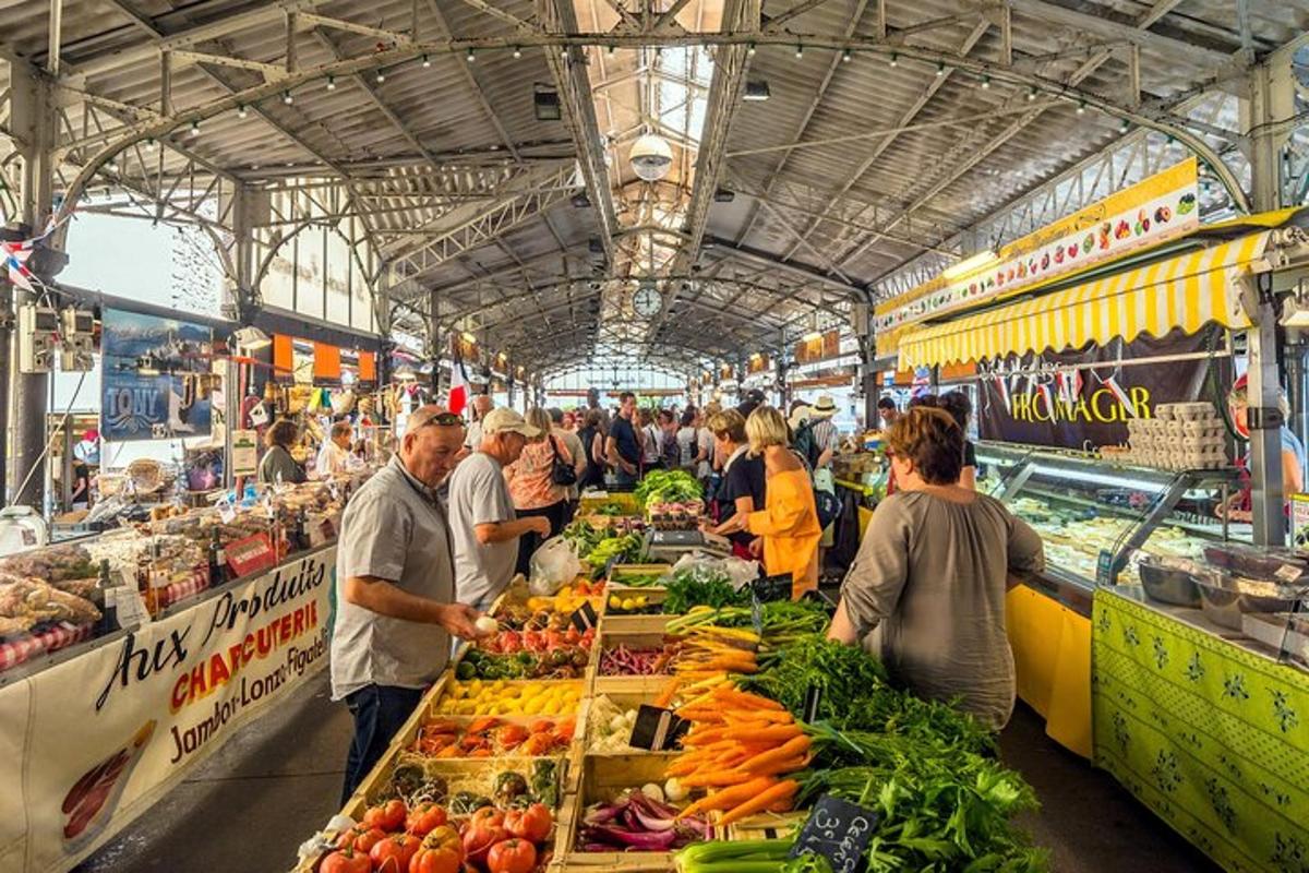 pasar dengan sekumpulan orang di pasar dengan buah-buahan dan sayur-sayuran