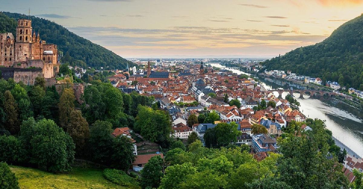 Blick auf eine Stadt mit einem Fluss und einer Burg