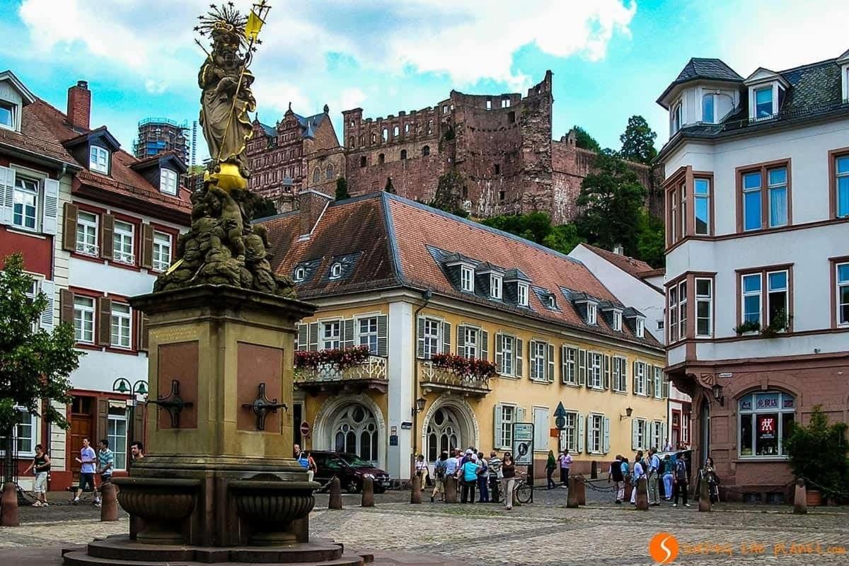 ein Gebäude mit einer Statue mitten in einer Stadt