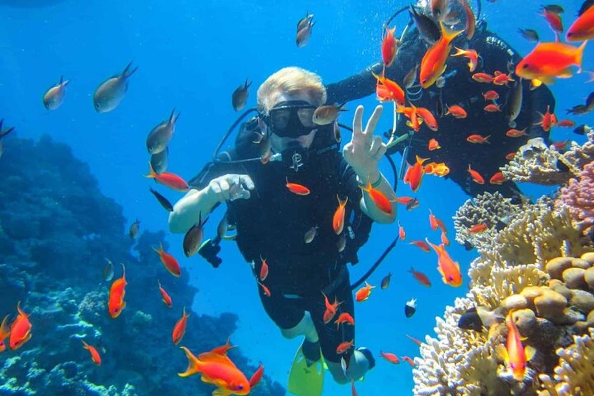 potápěč v oceánu s hejnem ryb