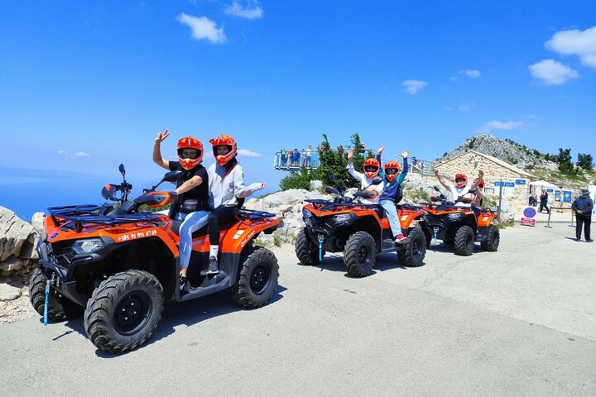 un grup de persones conduint quads per una carretera