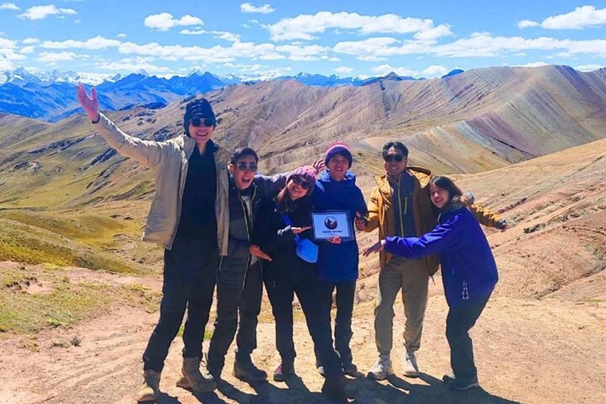 un gruppo di persone in piedi sulla cima di una montagna
