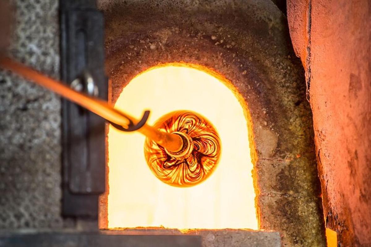 jam di oven batu bata dengan dial emas