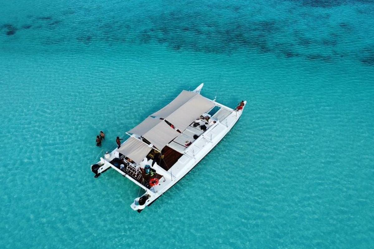 una barca in mezzo all'acqua