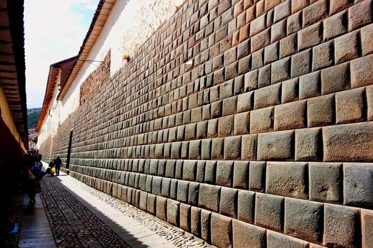 cihlová zeď s lidmi jdoucími po ulici