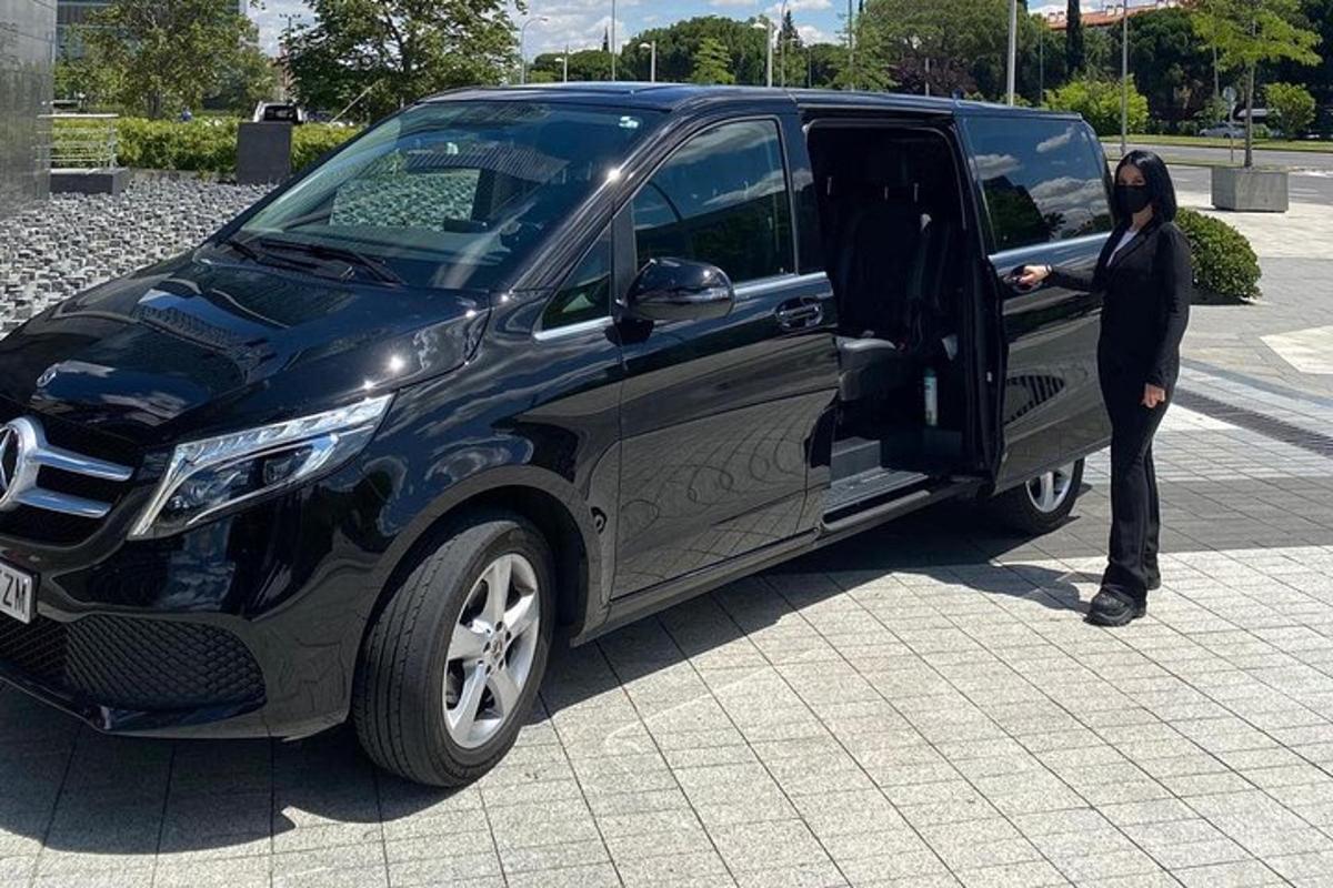 ženska se vkrcava v črn tovornjak