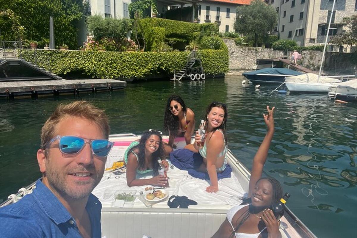 un grup de oameni pe o barcă pe apă