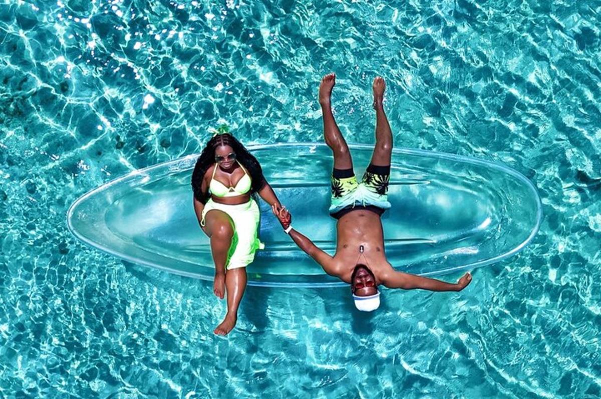 seorang lelaki dan seorang wanita di dalam kolam di dalam air