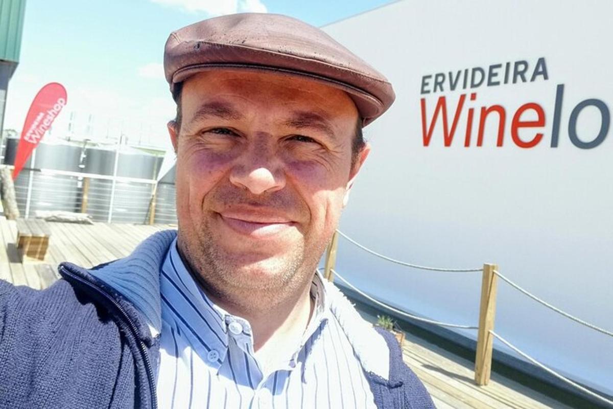 un bărbat purtând o pălărie și zâmbind la cameră