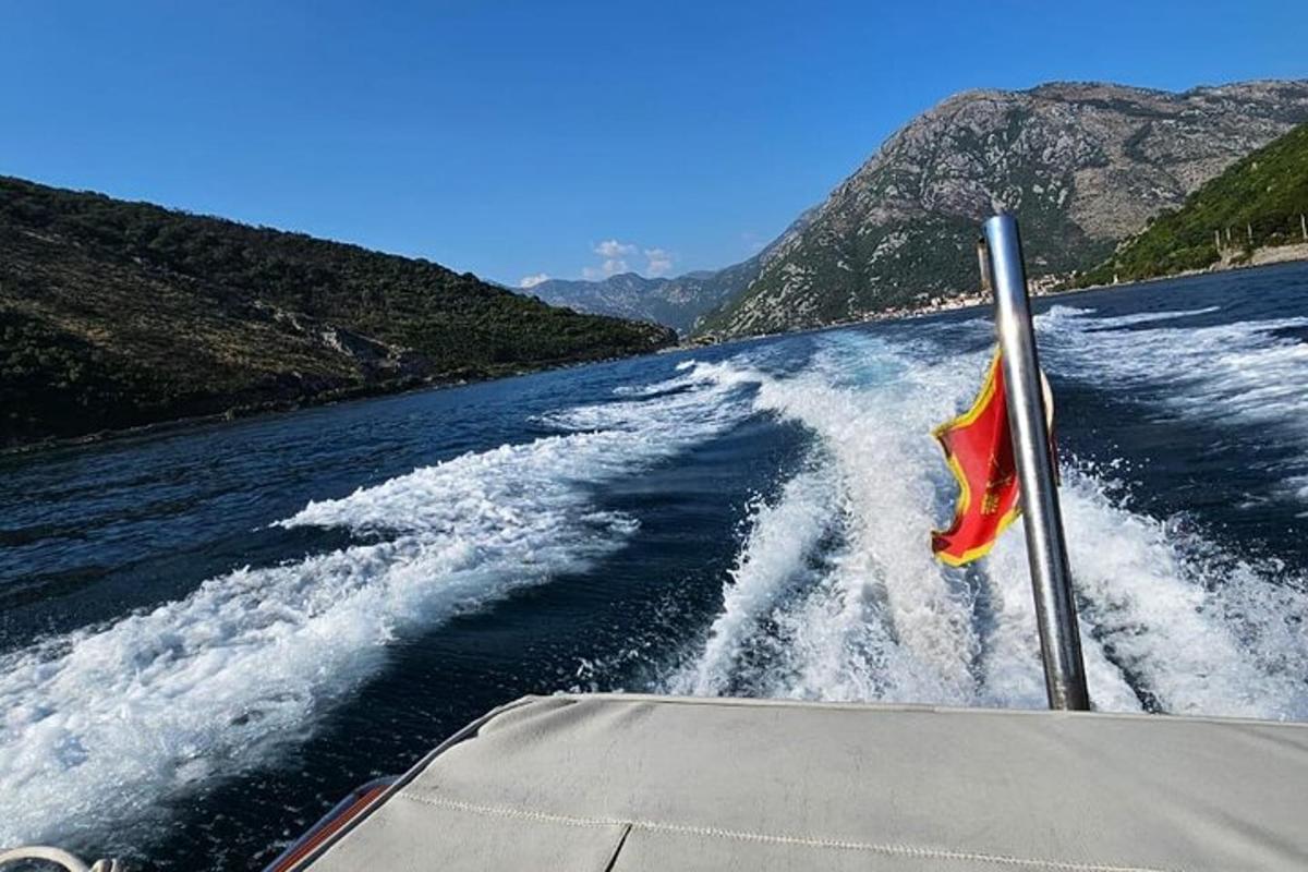 útsýni yfir afturhluta báts í vatninu