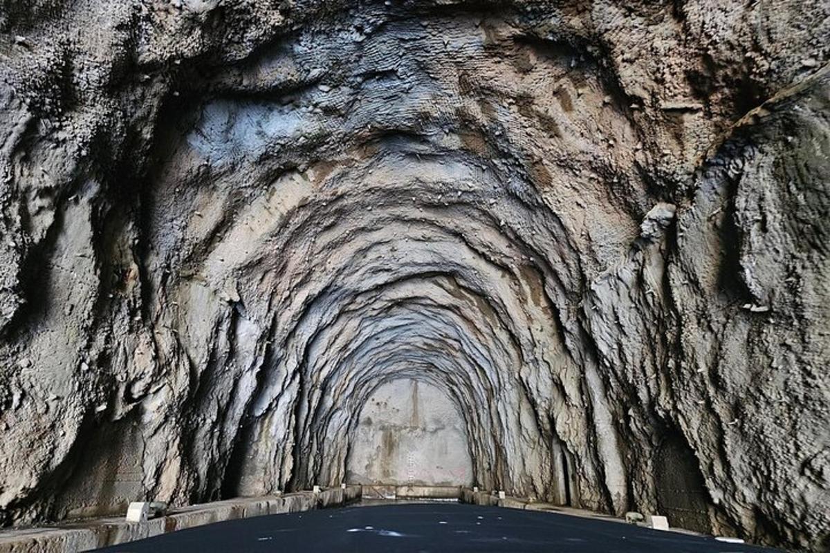 terowong di dinding batu dengan air di dalamnya