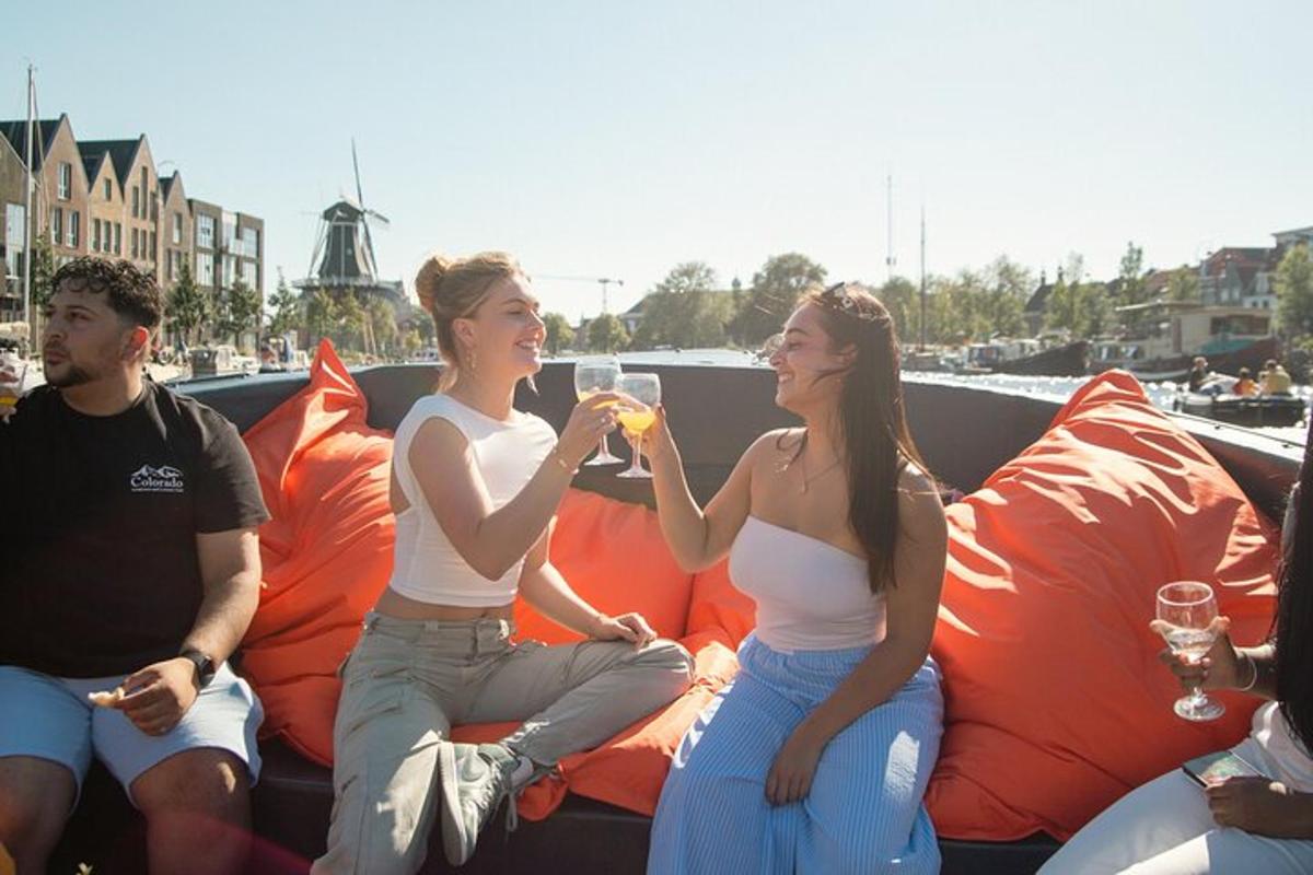Una pareja de mujeres sentadas en un barco bebiendo vino