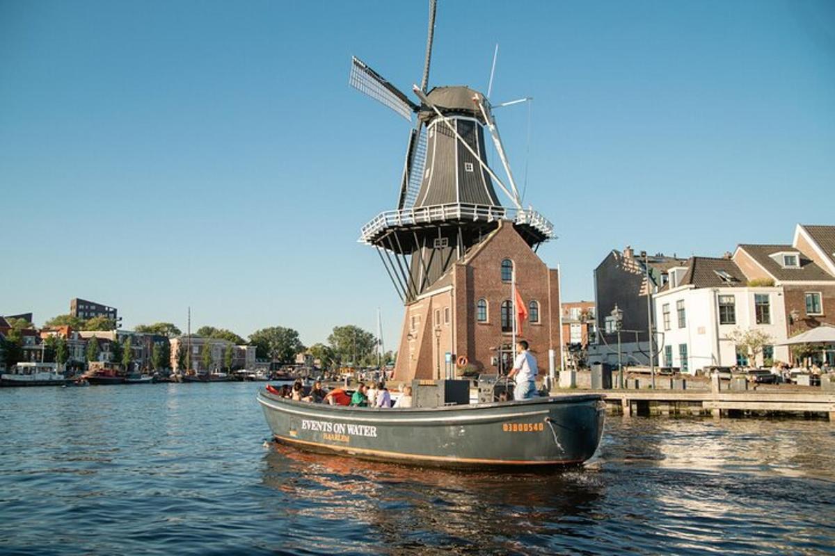 un barco en el agua junto a un molino de viento