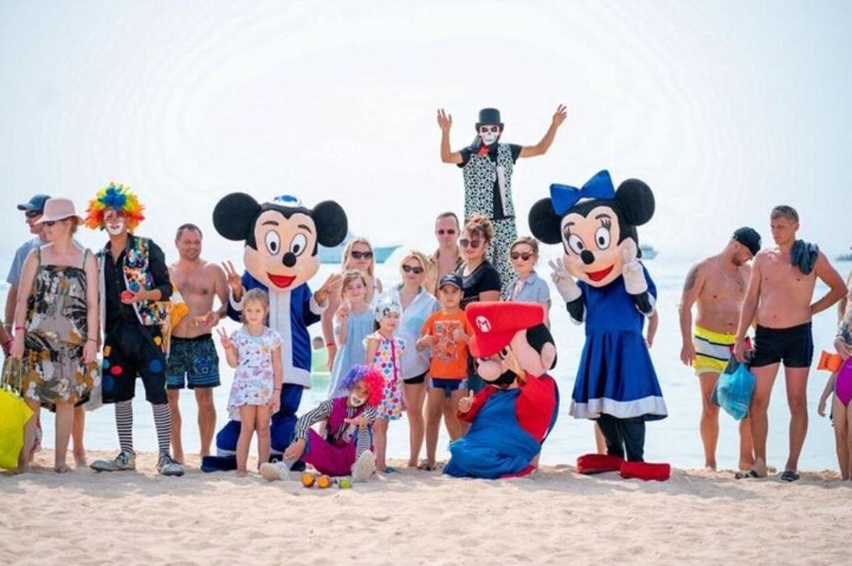 un grup de persones posant per a una foto a la platja