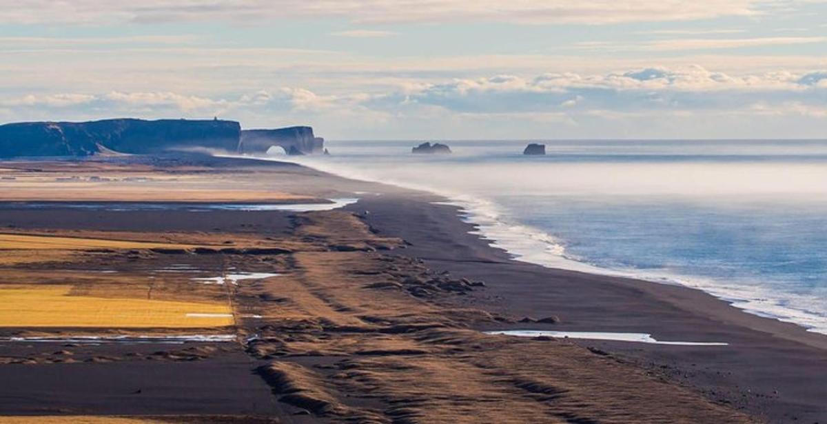 pemandangan pantai dengan batu di dalam air