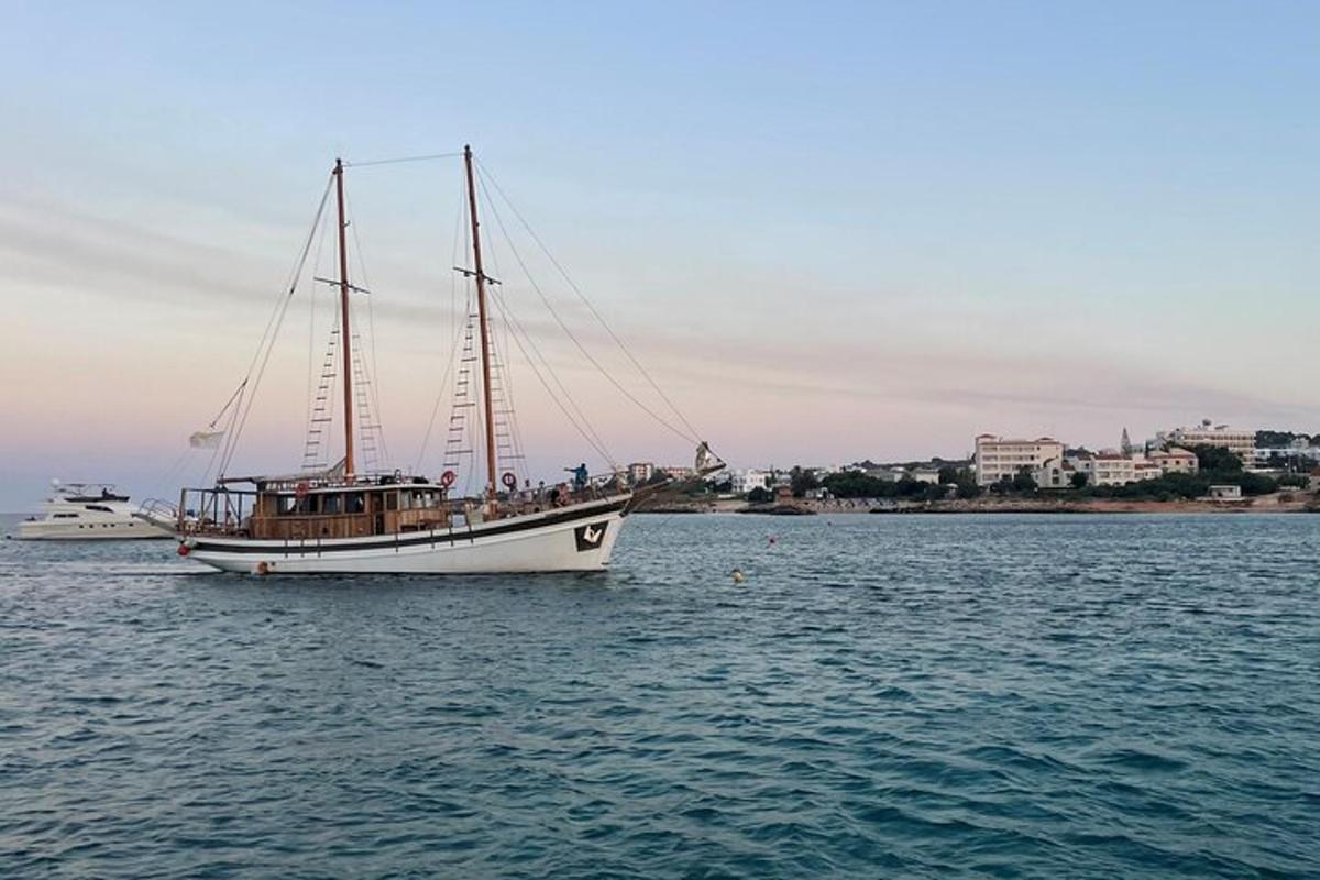 una barca in acqua con persone a bordo