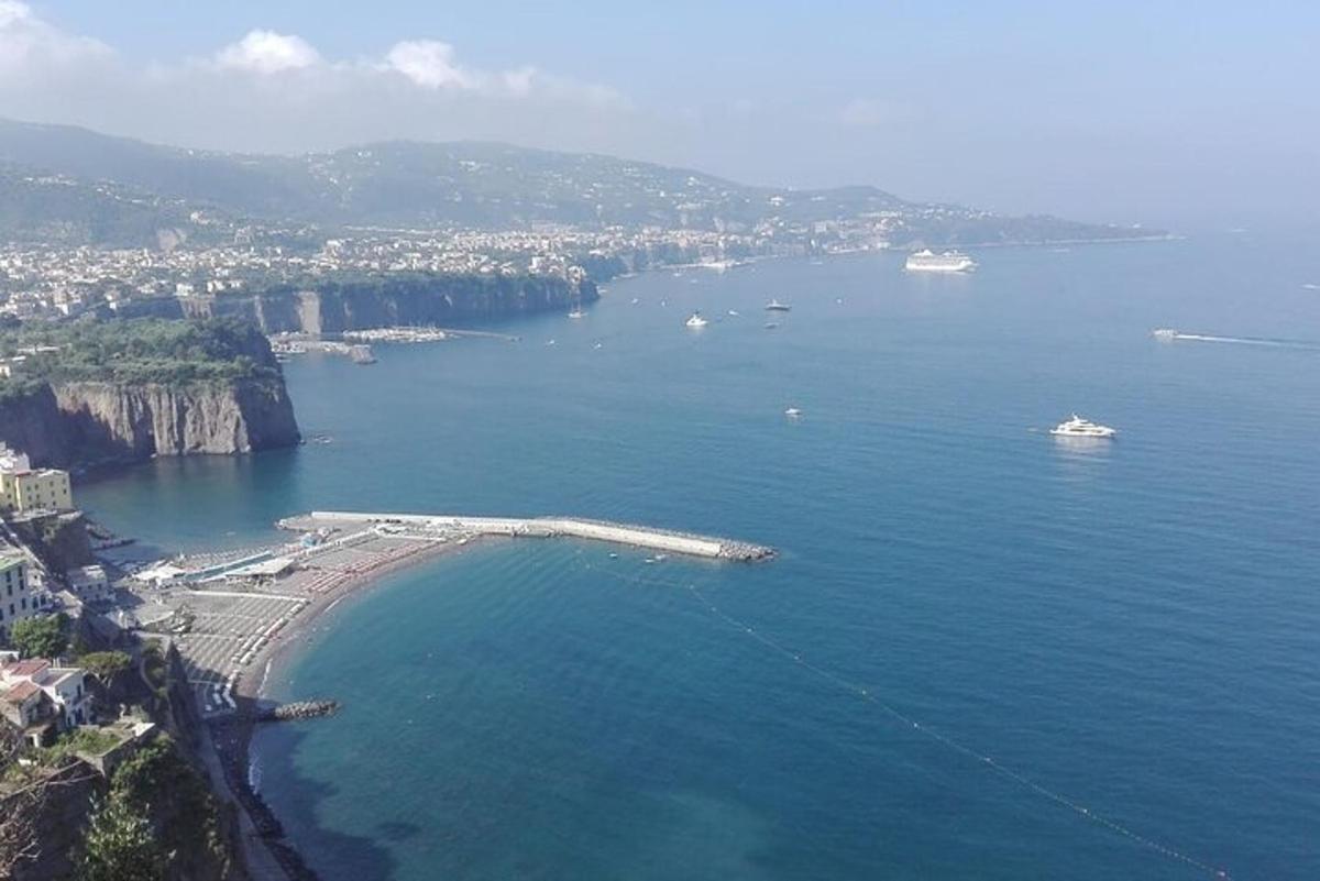 isang aerial view ng isang bay na may mga bangka sa tubig