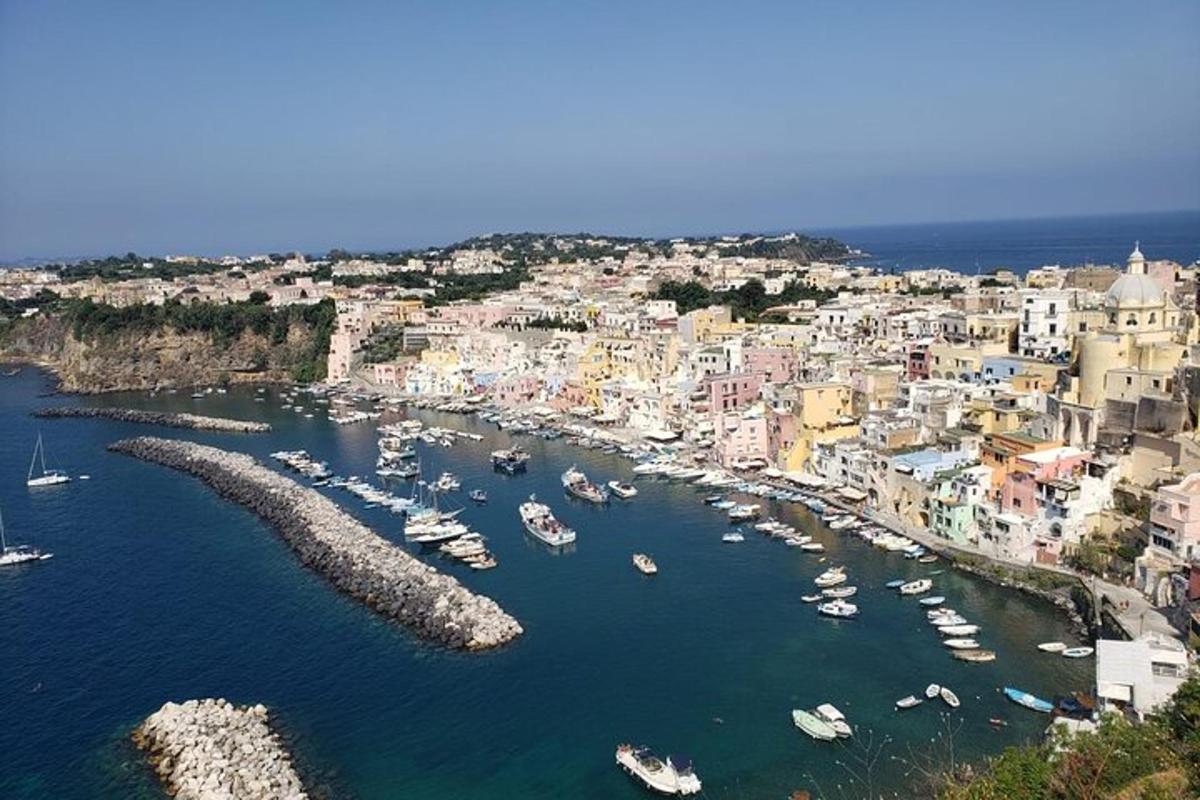 vista aèria d'un port amb vaixells a l'aigua