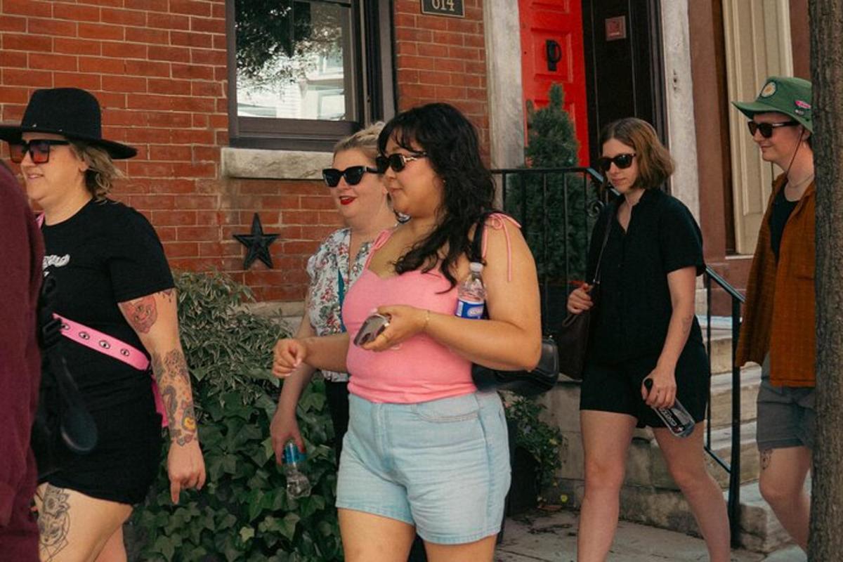 un groupe de femmes debout devant une maison