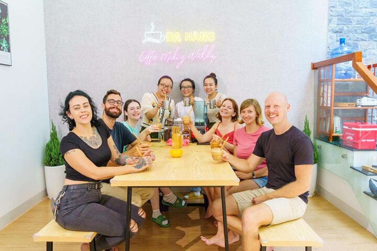 skupina lidí sedících kolem stolu s nápoji