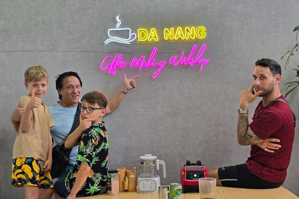 skupina lidí pózujících pro fotografii