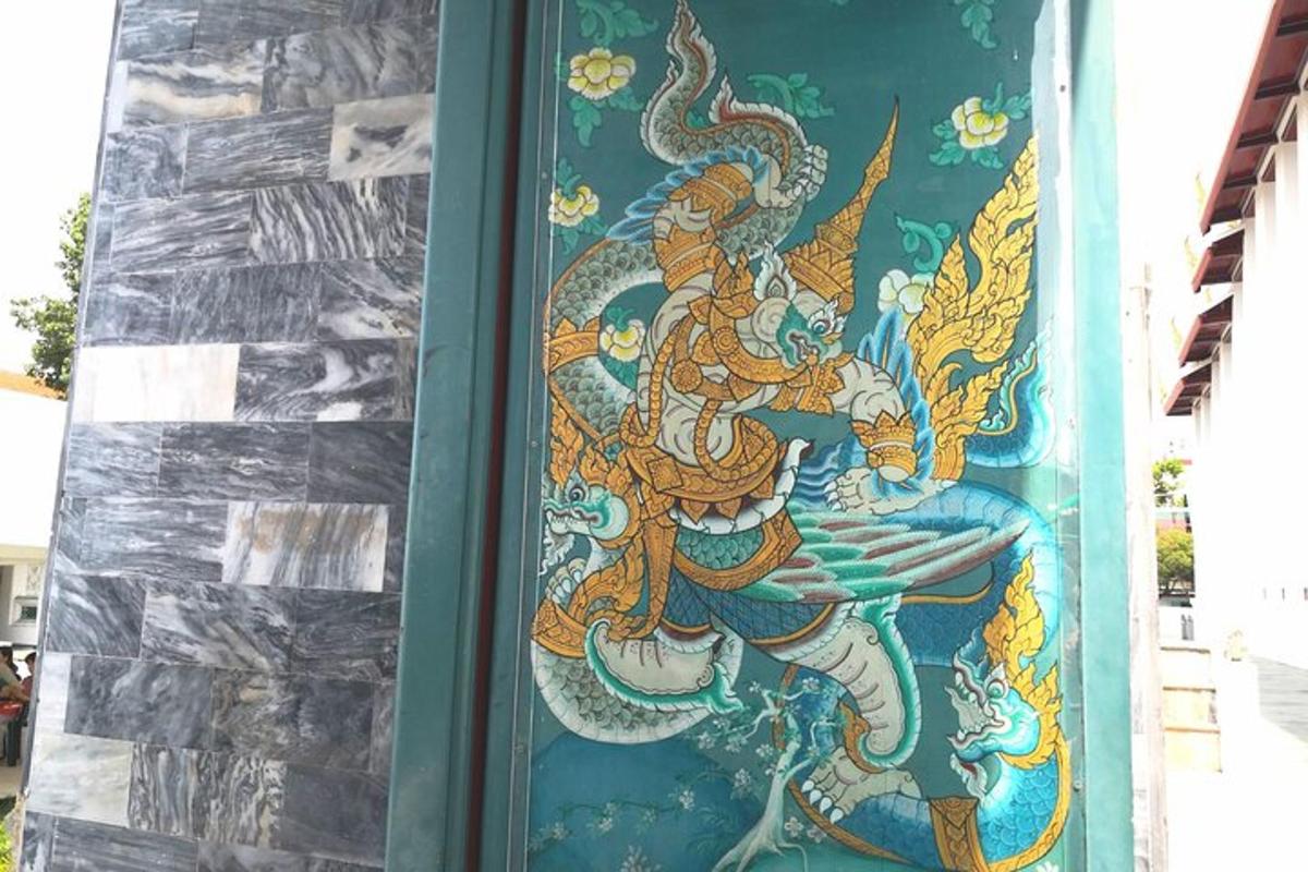 lukisan naga di tepi bangunan