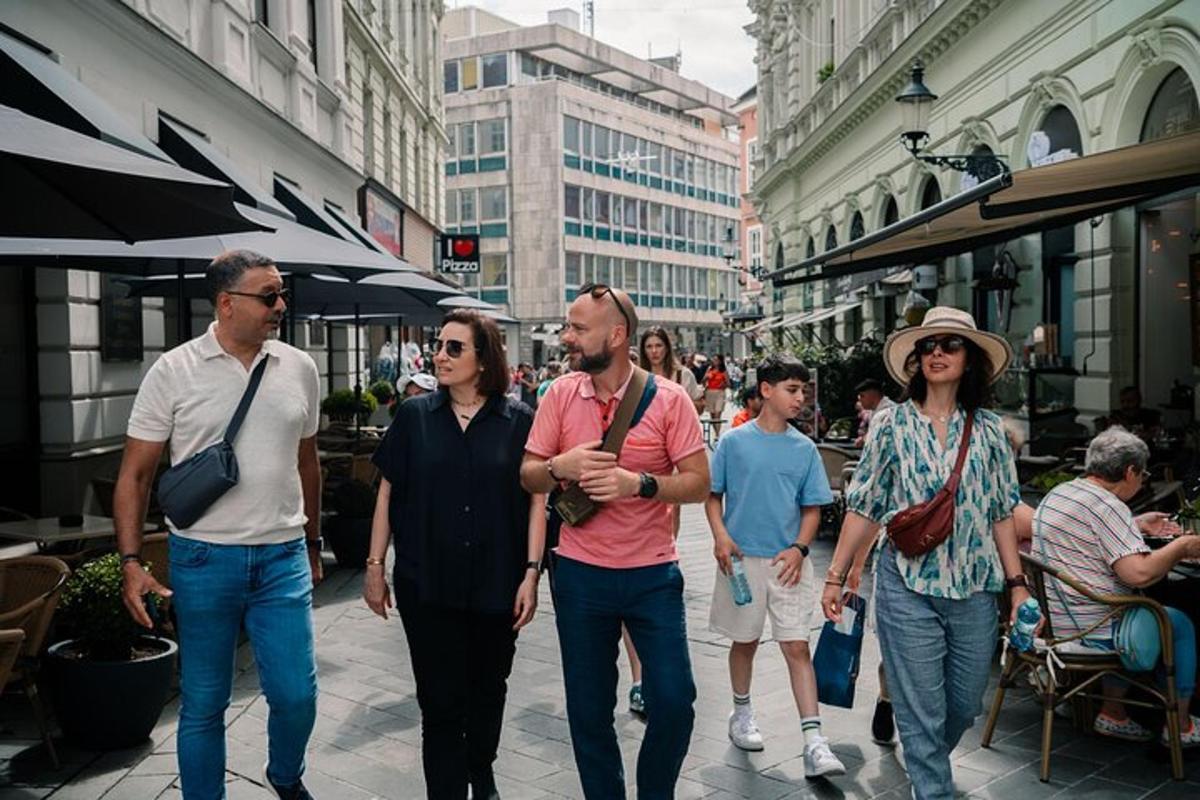 skupina lidí jdoucích po městské ulici