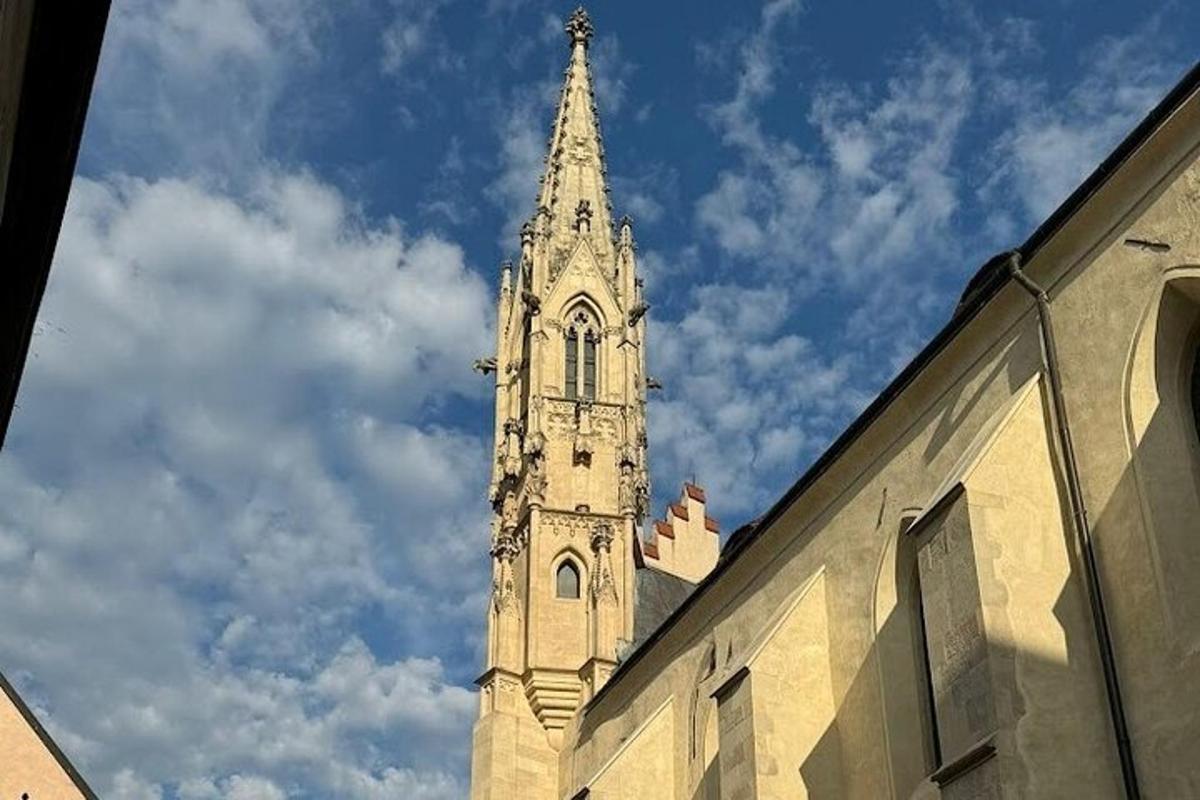 vysoká věž s věží na vrcholu budovy