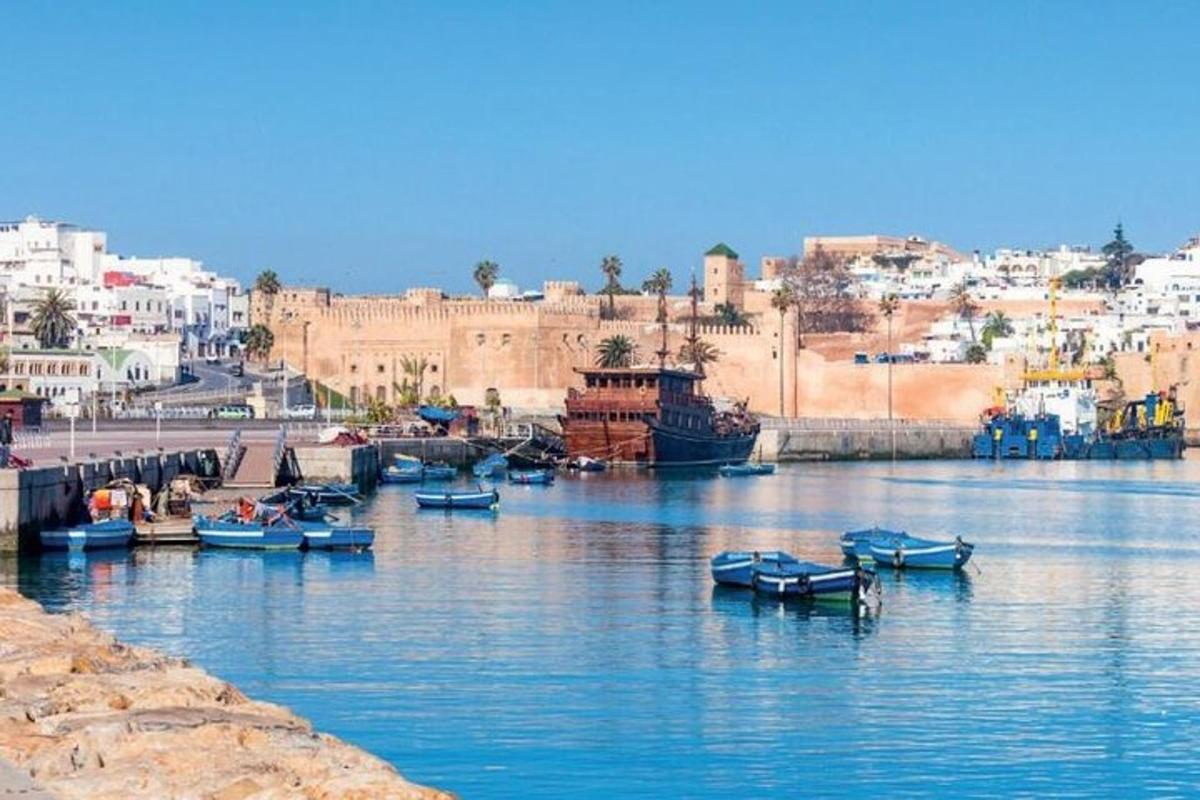 μια ομάδα σκαφών στο νερό δίπλα σε μια πόλη