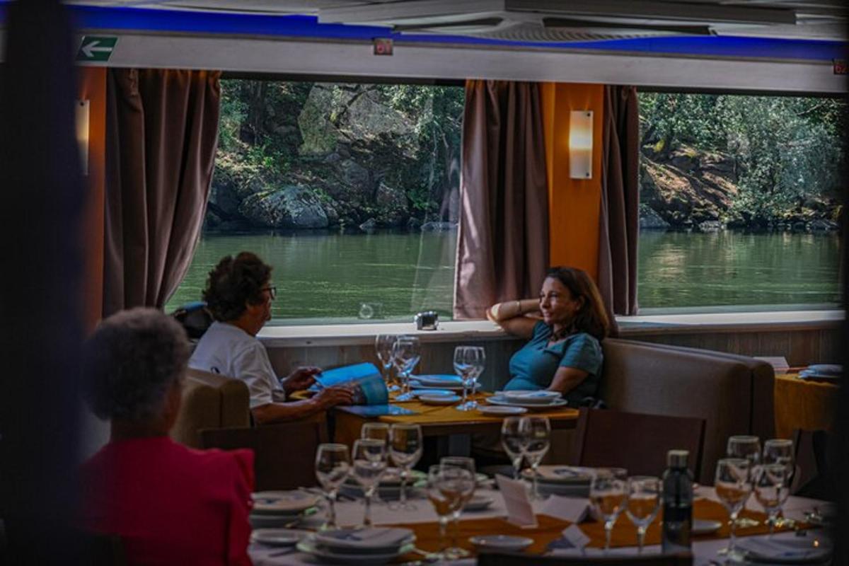 un gruppo di persone sedute a un tavolo in un ristorante