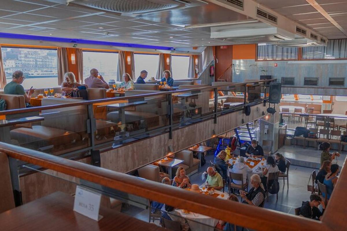 un gruppo di persone sedute ai tavoli di un ristorante