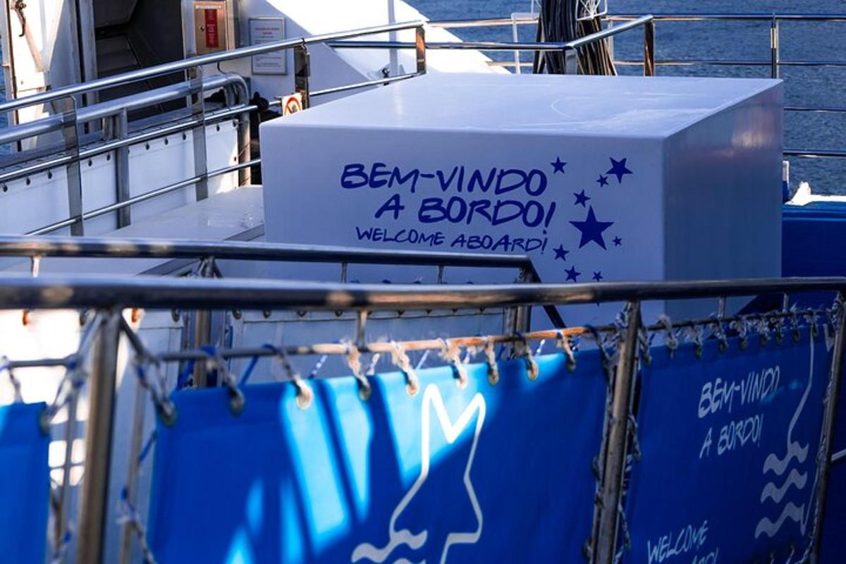 un cartello su una barca che dice ben windo a bordo benvenuto collaboratore