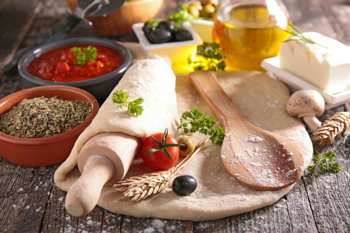 un tavolo con del cibo su un tavolo di legno
