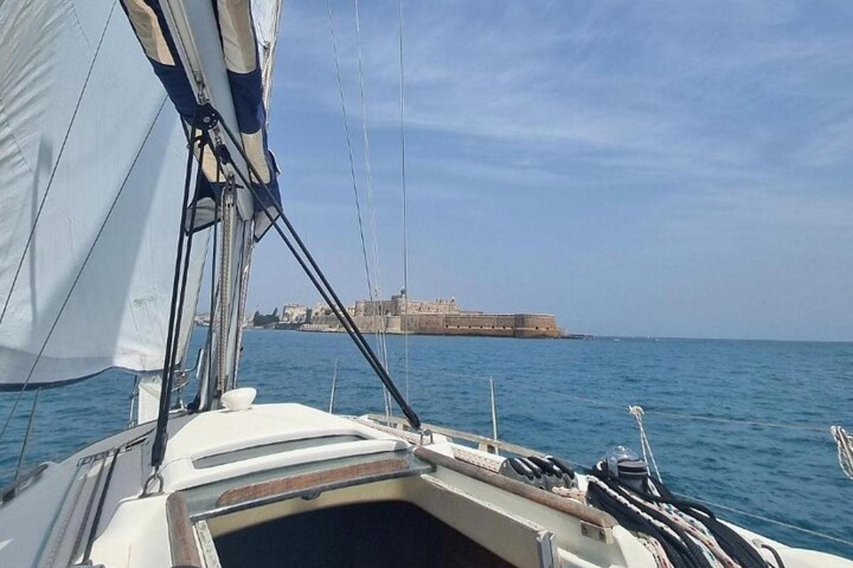ein Boot auf dem Wasser mit einer Burg im Hintergrund