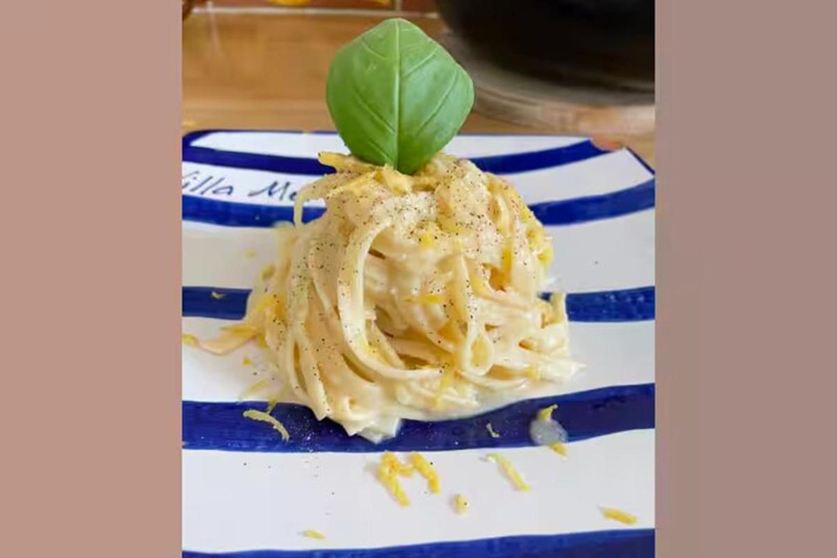 un tros de pasta amb una fulla verda a sobre