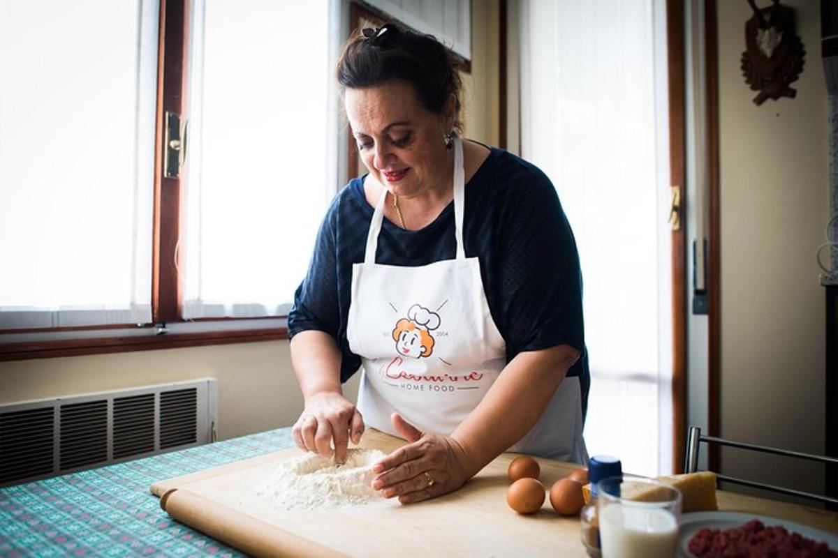 žena v kuchyni připravuje jídlo na prkénku