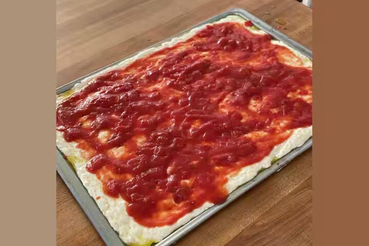 pizza s omáčkou v panvici na stole