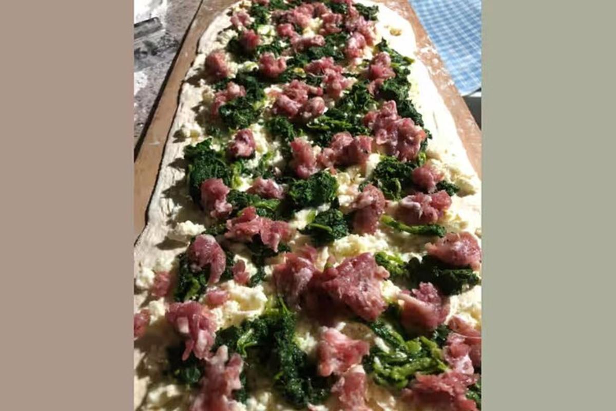 pizza s mäsom a brokolicou na panvici