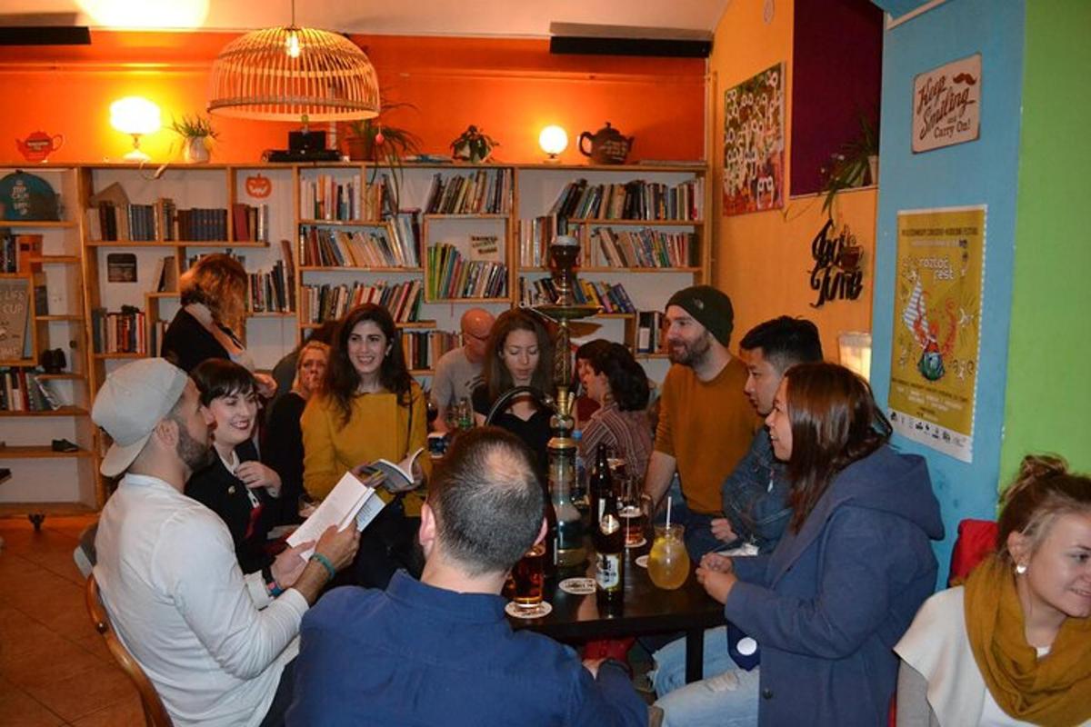 skupina lidí sedících kolem stolu v místnosti