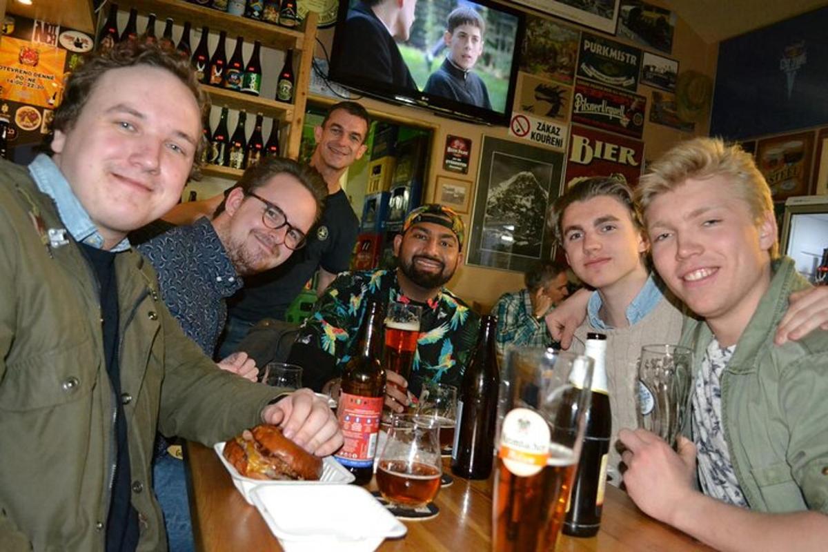 skupina mužů sedících u baru s pivem
