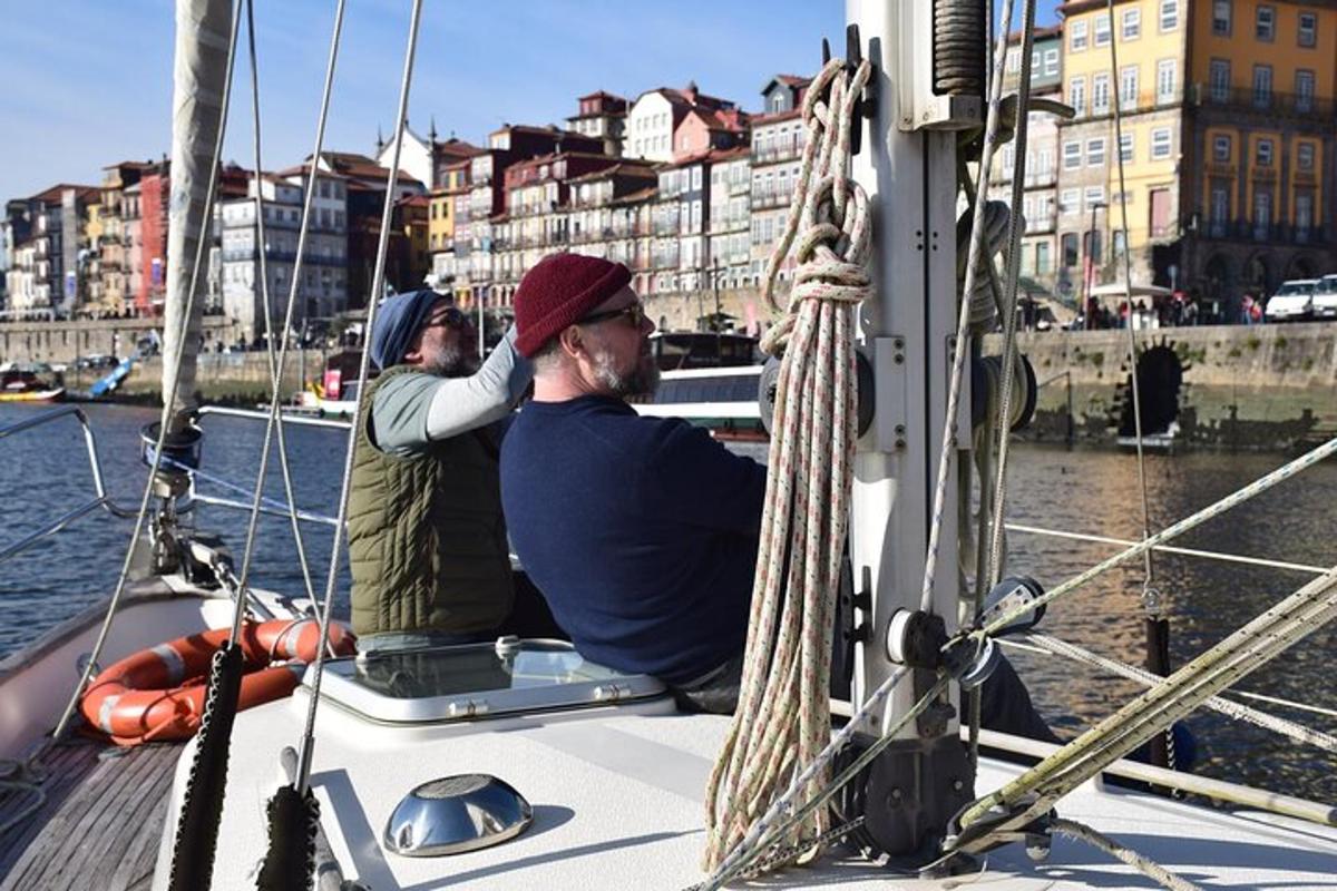 due uomini seduti su una barca in acqua