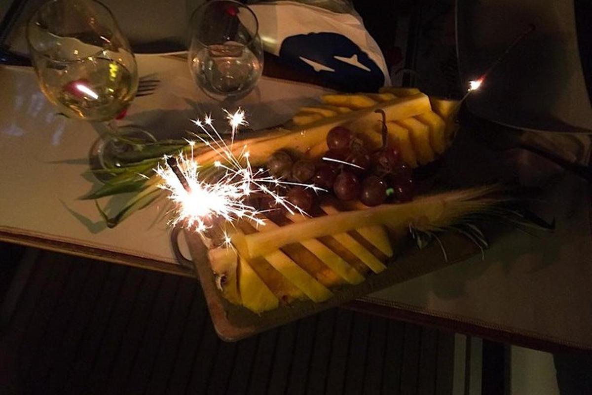 razstava sira in sadja z iskrico na mizi
