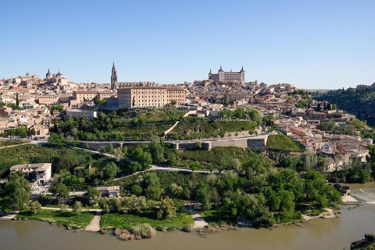 zračni pogled na mesto z reko